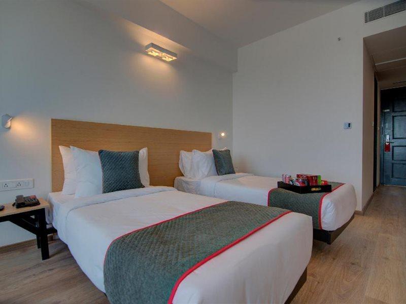 Townhouse Sector 49 Near Logix City Centre Noida Dış mekan fotoğraf