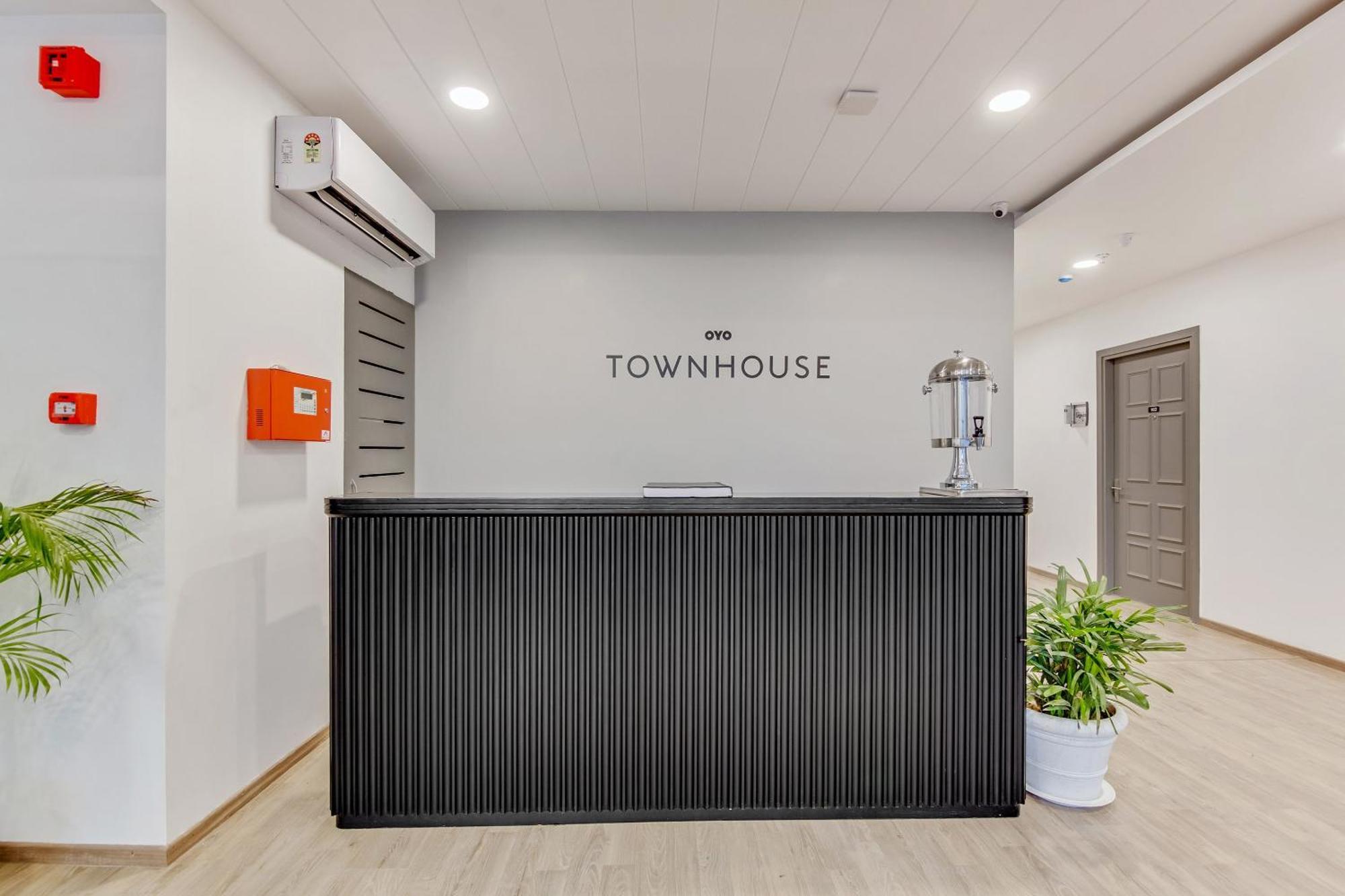 Townhouse Sector 49 Near Logix City Centre Noida Dış mekan fotoğraf