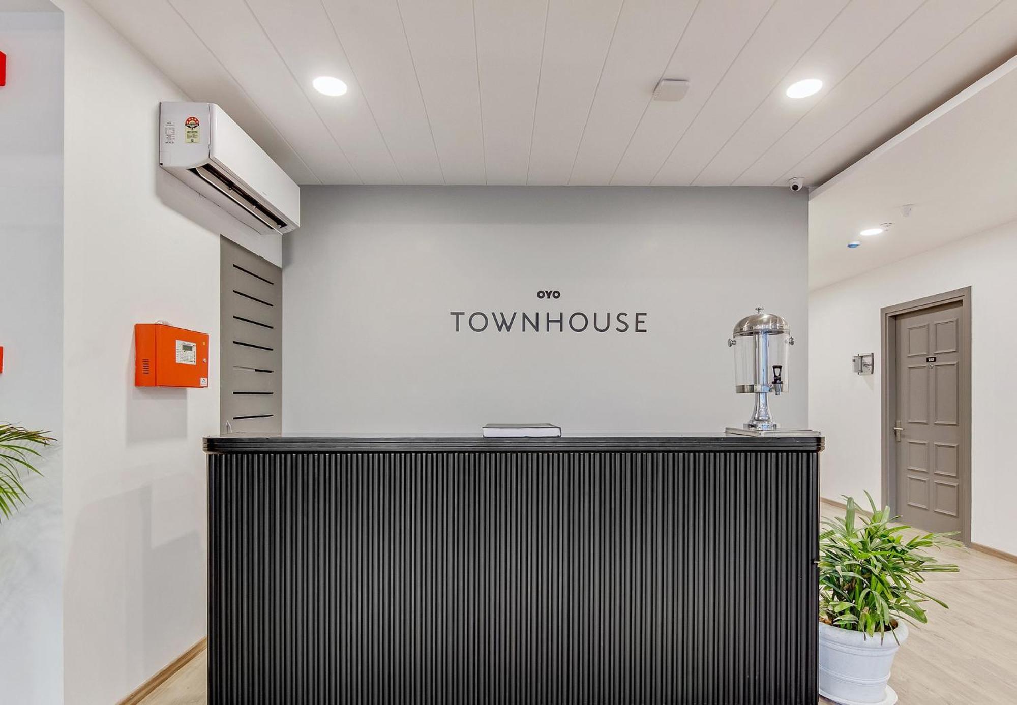 Townhouse Sector 49 Near Logix City Centre Noida Dış mekan fotoğraf